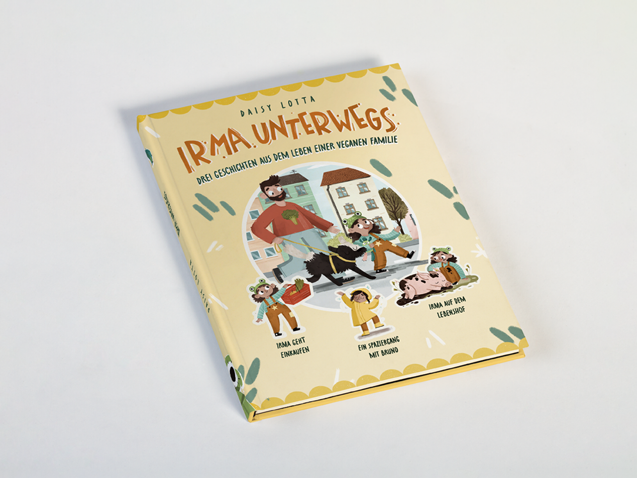 Kinderbuch 'Irma unterwegs' von Daisy Lotta. Das Cover zeigt eine Illustration einer veganen Familie mit einem Vater, einem Kind und einem Hund, die durch eine Stadt spazieren. Der Titel ist in einer verspielten Handschrift gestaltet, mit dem Untertitel 'Drei Geschichten aus dem Leben einer veganen Familie'. Drei kleine Illustrationen darunter stellen die Kapitel dar: 'Irma geht einkaufen', 'Ein Spaziergang mit Bruno' und 'Irma auf dem Lebenshof'.