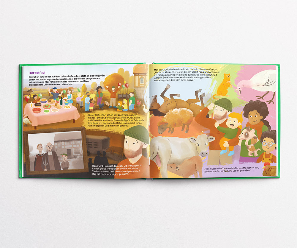 Ein fröhliches Fest auf dem Lebenshof mit vielen Menschen und Tieren. Auf der linken Seite stehen Tische mit veganen Speisen, im Hintergrund feiern Erwachsene und Kinder. Auf der rechten Seite sind verschiedene Tiere wie Kühe, Schafe, Schweine und Vögel zu sehen, die friedlich zusammenleben.