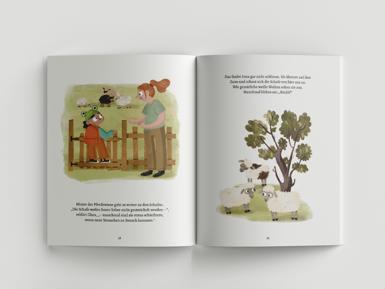 Aufgeschlagenes Kinderbuch 'Irma unterwegs'. Auf der linken Seite sieht man eine Illustration, in der Irma einem Holzzaun sitzt. Eine Frau mit roten Haaren erklärt ihr, dass die Schafe heute nicht gestreichelt werden wollen, weil sie schüchtern sind. Im Hintergrund sind einige Schafe auf einer Wiese zu sehen. Auf der rechten Seite stehen mehrere flauschige, weiße und schwarz-gefleckte Schafe unter einem großen Baum.