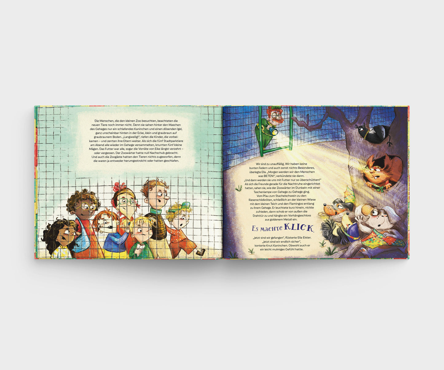 Illustration aus dem Kinderbuch 'Zapp Zarapp im Zoo': Links stehen mehrere Kinder mit unterschiedlichen Hautfarben und Brillen vor einem Gitter, sie blicken neugierig. Rechts öffnet ein Wärter mit roter Mütze eine Tür, ein heller Lichtschein fällt auf nachtaktive Tiere im Baum, darunter ein Eichhörnchen, eine Krähe und ein Igel mit Hut.