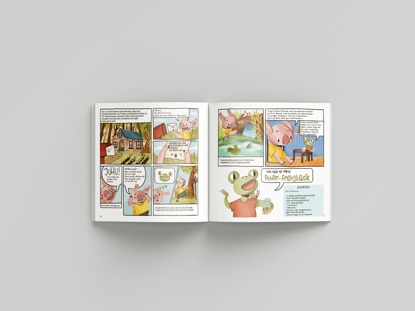 Doppelseitige Illustration aus dem veganen Kinderkochbuch. Links eine Comicgeschichte mit einem Schweinchen und einem Frosch, die eine Einladung erhalten und sich auf ein Kochabenteuer begeben. Rechts beginnt ein Rezept für einen Power-Frühstücksdrink, vorgestellt von einem fröhlichen Frosch mit einer Sprechblase. Eine Zutatenliste ist zu sehen. Spielerische, farbenfrohe Gestaltung mit handgezeichneten Elementen.