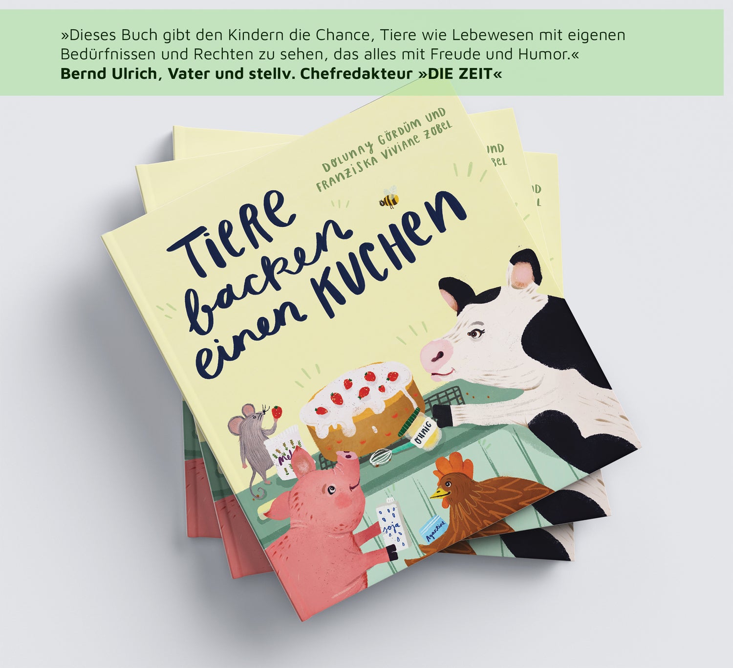 Kinderbuch 'Tiere backen einen Kuchen' von Dolunay Gördüm und Franziska Viviane Zobel. Das Cover zeigt eine Illustration mit einer Kuh, einem Schwein, einer Maus und einem Huhn, die gemeinsam einen Kuchen mit Erdbeeren und Sahne backen. Die Tiere halten Zutaten wie Soja-Milch und Agartine in den Pfoten bzw. Hufen. Hintergrund in Pastellgelb mit verspielter Schrift.