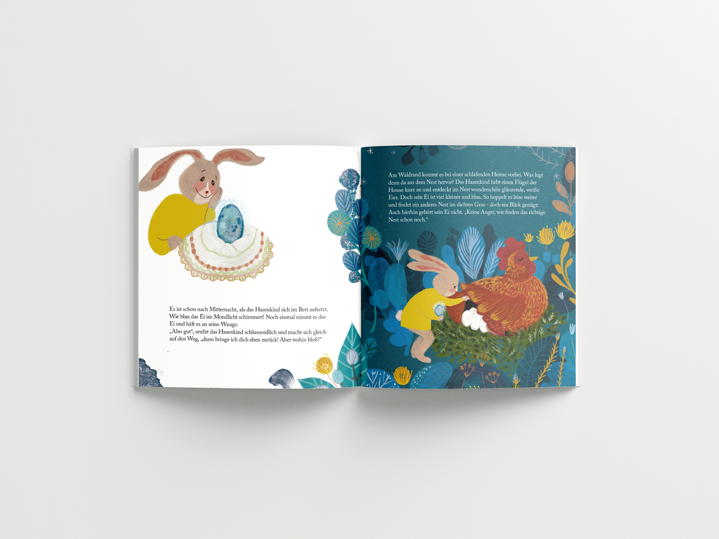 Doppelseite aus dem illustrierten Kinderbuch 'Das blaue Ei'. Links eine Illustration eines fröhlichen Hasen mit langen Ohren und gelbem Pullover, der ein blaues Ei auf einer verzierten Decke betrachtet. Darunter ein Textblock auf weißem Hintergrund. Rechts eine Szene in einem dunkleren, blauen Wald mit Blättern und Blumen. Der Hase beugt sich neugierig zu einer rötlichen Henne und hebt ihren Flügel. Unter dem Flügel sind weiße Eier zu sehen. In seiner anderen Pfote hält er das blaue Ei.