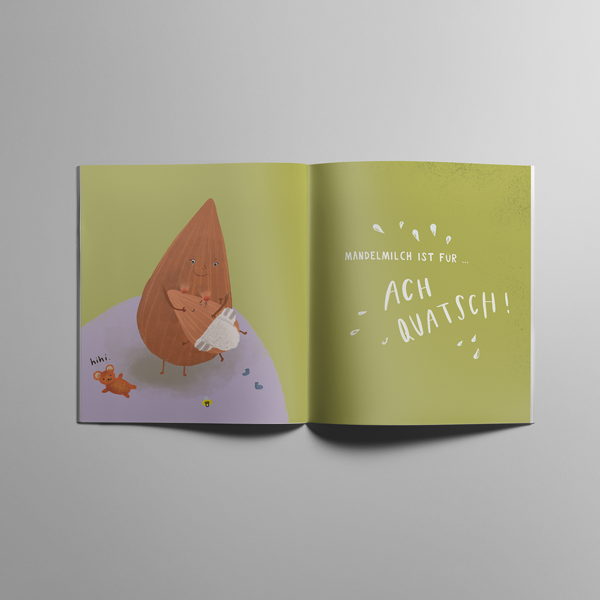 Aufgeschlagenes Softcover mit einer humorvollen Illustration: Eine große, lächelnde Mandel mit Armen und Beinen hält eine kleine Mandel mit Windel wie ein Baby im Arm. Links unten sitzt ein orangefarbener Teddybär mit dem handschriftlichen Text ‚hihi.‘ daneben. Auf der rechten Seite steht in weißer Schrift: Mandelmilch ist für … ACH QUATSCH!umgeben von kleinen Spritzern.