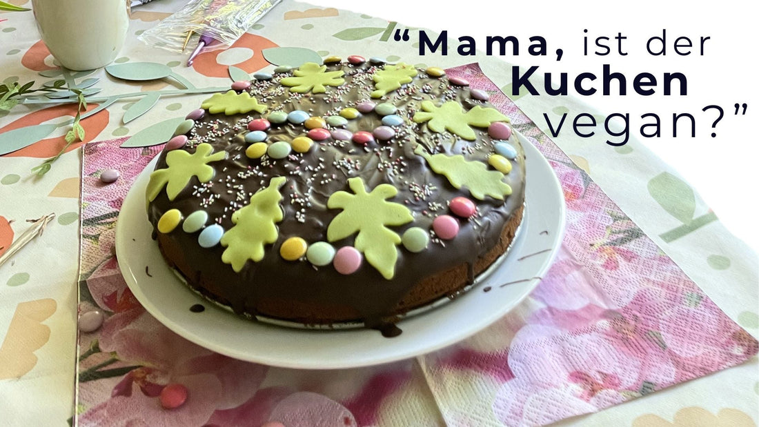 Veganer Geburtstagskuchen. Schrift darüber: Mama, ist der Kuchen vegan?