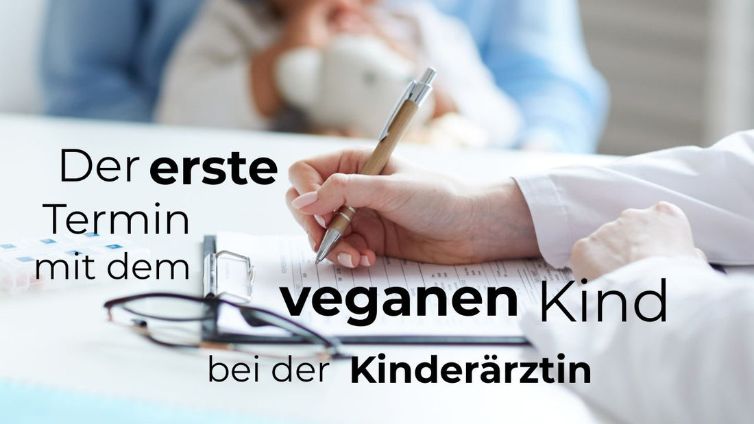 Symbolbild einer Kinderärztin beim Ausfüllen einer Patientenakte. Der Artikel behandelt den ersten Kinderarzttermin mit einem vegan lebenden Kind und gibt Eltern Tipps für das Gespräch.