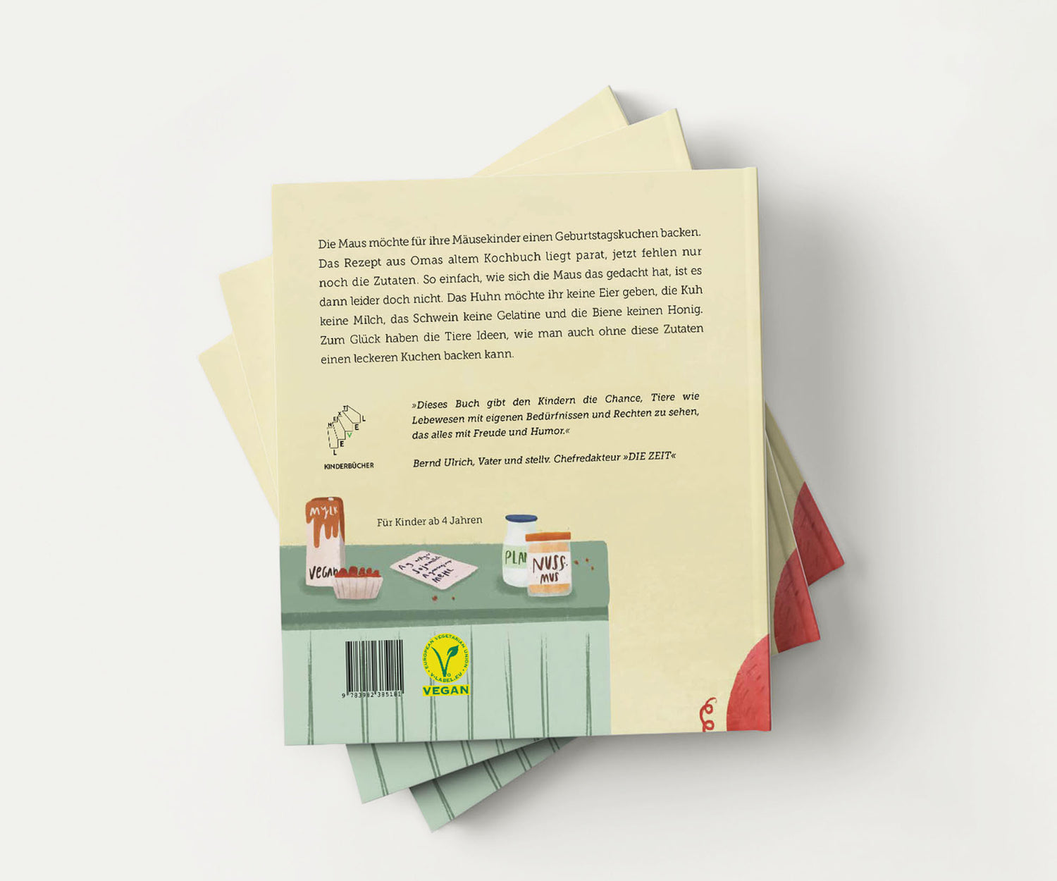 Rückseite eines Kinderbuchs mit dem Titel 'Tiere backen einen Kuchen'. Der Klappentext beschreibt die Geschichte einer Maus, die für ihre Kinder einen Geburtstagskuchen backen möchte, jedoch keine tierischen Zutaten wie Eier, Milch oder Gelatine bekommt. Illustrationen am unteren Rand zeigen vegane Alternativen wie pflanzliche Milch und Nussmus sowie einen veganen Kuchen mit Erdbeeren. Ein gelbes Vegan-Label ist ebenfalls sichtbar. 
