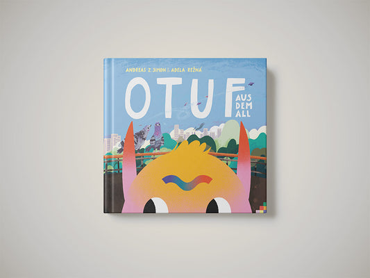 Buchcover des Kinderbuchs „Otuf aus dem All“ von Andreas Z. Simon und Adela Režná. Zu sehen ist das freundliche außerirdische Wesen Otuf mit orangefarbenem Kopf und pinken Ohren, das neugierig über den unteren Buchrand schaut. Im Hintergrund sitzen Tauben auf einer Brüstung, dahinter eine grüne Stadtlandschaft unter blauem Himmel.
