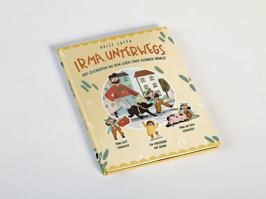 Kinderbuch 'Irma unterwegs' von Daisy Lotta. Das Cover zeigt eine Illustration einer veganen Familie mit einem Vater, einem Kind und einem Hund, die durch eine Stadt spazieren. Der Titel ist in einer verspielten Handschrift gestaltet, mit dem Untertitel 'Drei Geschichten aus dem Leben einer veganen Familie'. Drei kleine Illustrationen darunter stellen die Kapitel dar: 'Irma geht einkaufen', 'Ein Spaziergang mit Bruno' und 'Irma auf dem Lebenshof'.