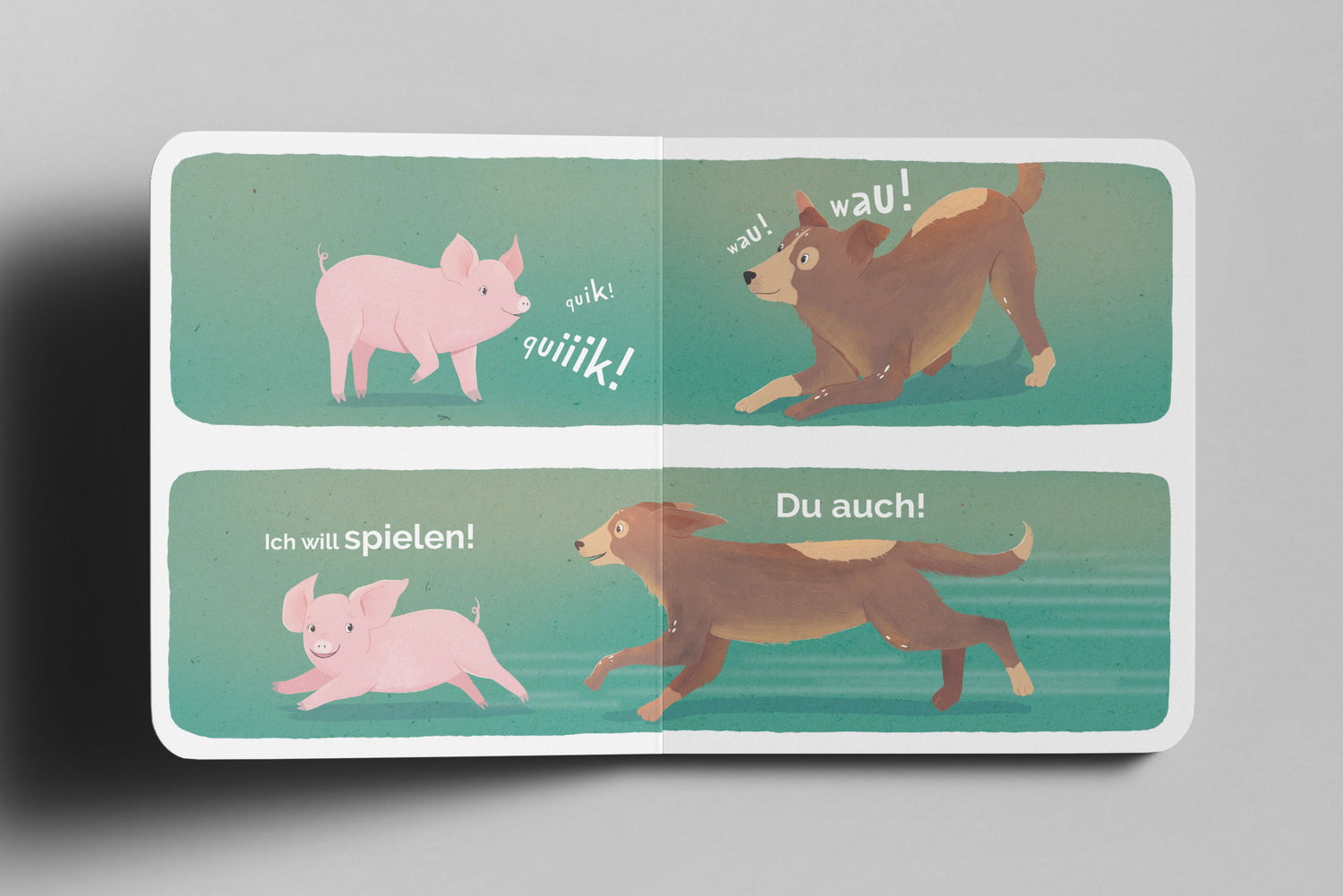 Kinderbuch-Doppelseite mit Illustrationen eines rosa Schweinchens und eines braunen Hundes auf grünem Hintergrund. Oben steht das Schwein mit offenem Mund und sagt „quik! quiiik!“, während der Hund mit gespitzen Ohren „wau! wau!“ bellt. Unten rennen beide fröhlich, das Schwein ruft „Ich will spielen!“, der Hund antwortet „Du auch!“.