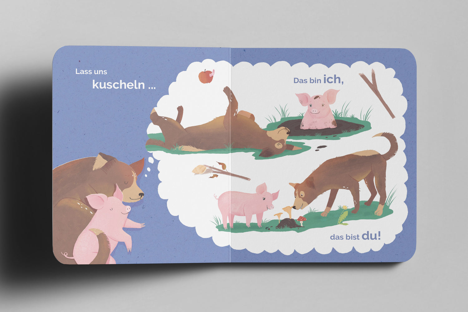 Kinderbuch-Doppelseite mit Illustrationen eines rosa Schweinchens und eines braunen Hundes auf blauem Hintergrund. Links lehnt sich das Schwein lächelnd an den Hund mit der Aufschrift „Lass uns kuscheln ...“. Rechts sieht man zwei Szenen in einer weißen Wolkenform: Oben liegt der Hund entspannt auf dem Rücken, während das Schwein in einer Pfütze sitzt mit dem Text „Das bin ich“. Unten betrachtet der Hund neugierig einen Pilz, während das Schwein neben ihm steht mit der Aufschrift „das bist du!“.