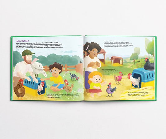 Kinder und Erwachsene begrüßen neue Hühner auf dem Lebenshof. Einige Hühner kommen aus Transportboxen und erkunden vorsichtig die Wiese. Die Menschen beobachten sie freundlich, während ein Junge einem Huhn gut zuspricht. Die Szene zeigt Freude und Fürsorge für die Tiere.