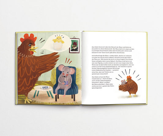 Ein Huhn spricht mit einer Maus in einem gemütlichen Wohnzimmer über das Küken im Ei.