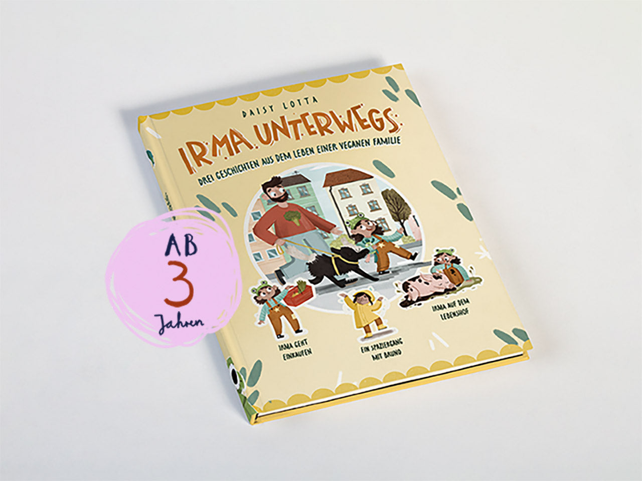 Titel auf dem Buchcover „Irma unterwegs – Drei Geschichten aus dem Leben einer veganen Familie“; Illustration einer Familie mit Hund beim Spaziergang in der Stadt; Altersangabe: ab 3 Jahren.