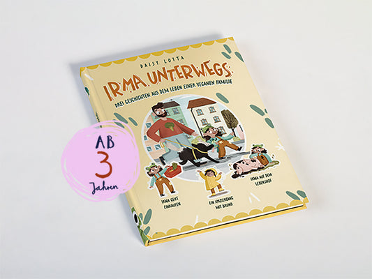 Titel auf dem Buchcover „Irma unterwegs – Drei Geschichten aus dem Leben einer veganen Familie“; Illustration einer Familie mit Hund beim Spaziergang in der Stadt; Altersangabe: ab 3 Jahren.