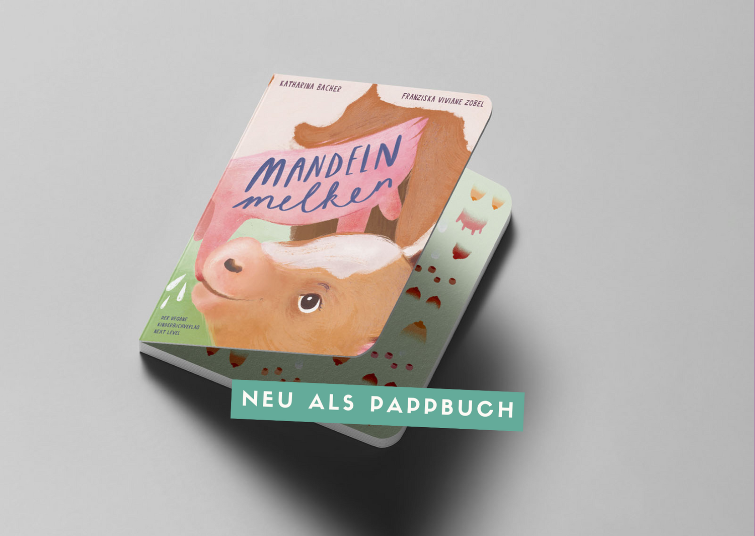 Kinderbuch Mandeln melken als Pappbuch. Das Cover zeigt ein Kälbchen, das fröhlich am Euter seiner Mutter trinkt. Der Titel ist in handschriftlicher Schriftart gestaltet. 