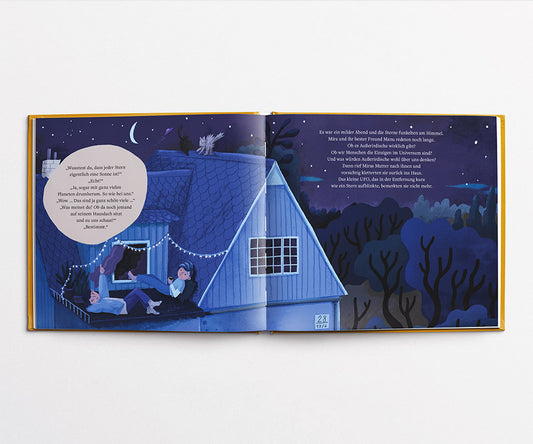 Mira und ihr Freund liegen nachts auf einem Hausdach unter funkelnden Sternen. Sie sprechen über das Universum und darüber, ob es andere Lebewesen auf fremden Planeten gibt. Im Hintergrund ist ein kleines UFO zu sehen, das wie ein Stern blinkt.