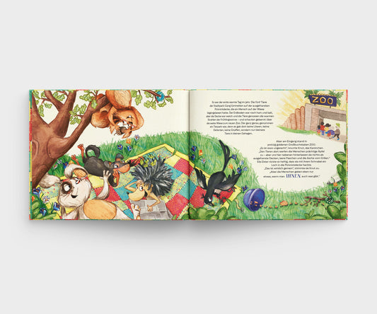 Aufgeschlagenes Kinderbuch Zapp Zarapp im Zoo mit einer bunten Illustration. Eine Gruppe von Tieren, darunter ein Eichhörnchen, ein Igel, eine Krähe, ein Hund und ein Kaninchen, sitzt auf einer karierten Picknickdecke auf einer grünen Wiese. Die Szene ist lebhaft gestaltet, mit spielenden und interagierenden Tieren. Rechts oben im Bild ist ein Zooeingang zu sehen, vor dem Menschen stehen. Auf der rechten Buchseite befindet sich Text in schwarzer Schrift auf hellem Hintergrund. Die Illustration ist sehr bunt