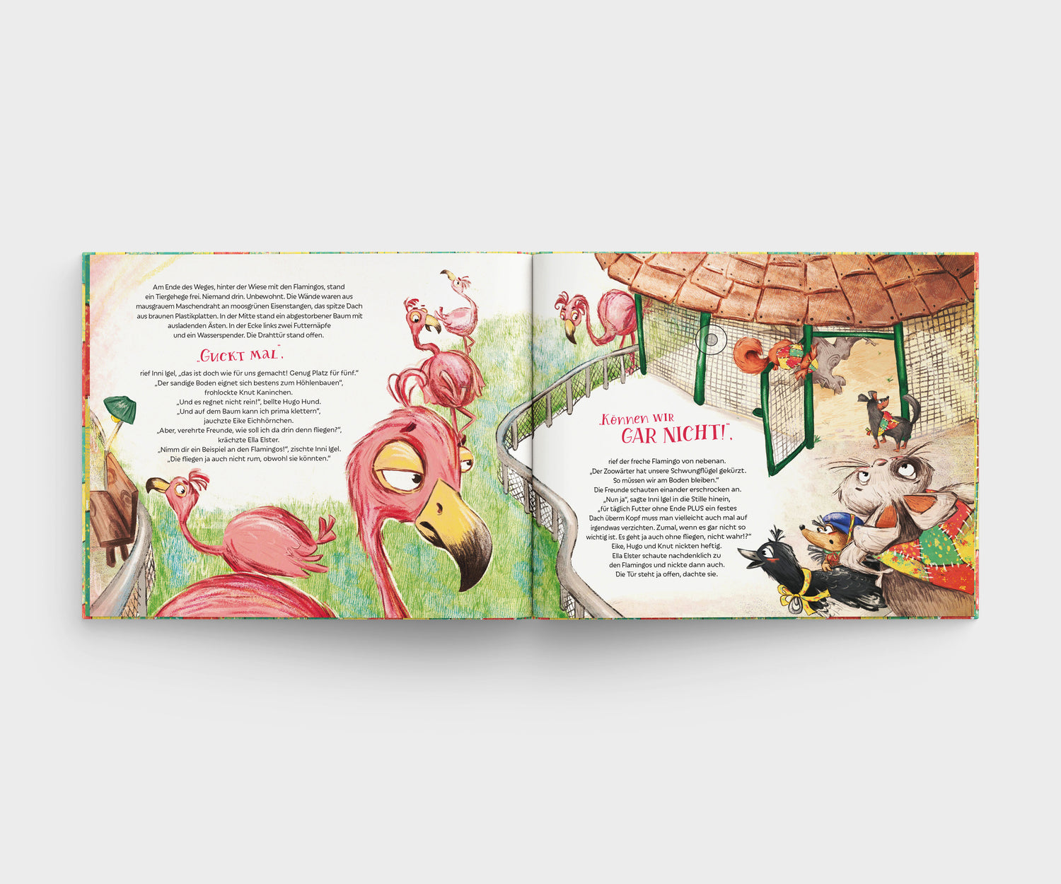 Aufgeschlagenes Kinderbuch Zapp Zarapp im Zoo. Links sind mehrere Flamingos mit pinkem Gefieder zu sehen, von denen einer mit skeptischem Blick nach vorne schaut. Der Hintergrund zeigt eine grüne Wiese. Rechts befinden sich verschiedene Tiere, darunter eine Krähe, eine Kaninchen und ein Hund, vor einem Tiergehege mit grünem Zaun und Strohdach. Der Text ist auf hellem Hintergrund platziert. Die Worte ‚Guckt mal!‘ und ‚Können wir gar nicht‘ sind hervorgehoben. Die Szene ist lebendig, humorvoll und detailliert