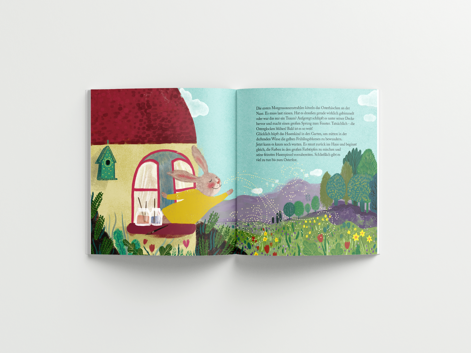 Doppelseite aus dem illustrierten Kinderbuch 'Das blaue Ei'. Links im Bild schaut ein freundlicher Hase mit großen Ohren aus dem Fenster eines gemütlichen Hauses mit rotem Dach und gelber Fassade. Zwei Farbgläser mit Pinseln stehen auf der Fensterbank. Rechts erstreckt sich eine blühende Frühlingslandschaft mit grünen Wiesen, bunten Blumen, Bäumen und Bergen im Hintergrund. Der Himmel ist hellblau mit kleinen, weißen Wolken. Der Text auf der rechten Seite erzählt die Geschichte weiter.