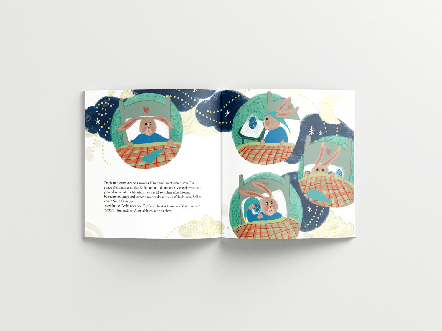 Doppelseite aus dem illustrierten Kinderbuch 'Das blaue Ei'. Links ein Textblock auf weißem Hintergrund. Rechts mehrere runde Illustrationen eines Hasen mit langen Ohren im Bett, zugedeckt mit einer rot-karierten Decke. Der Hase liegt in einem grünen Bettgestell und blickt besorgt oder nachdenklich aus dem Fenster. Der Hintergrund ist in dunklen Blautönen gehalten, mit Sternen, Wolken und sanften Lichtreflexen, die eine nächtliche, traumhafte Stimmung erzeugen.