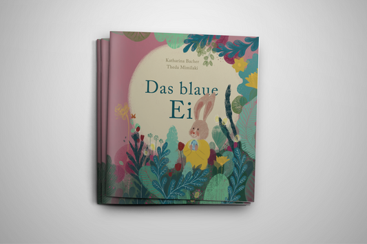 Cover des illustrierten Kinderbuchs 'Das blaue Ei' von Katharina Bacher und Theda Mimilaki. Das Cover zeigt einen niedlichen Hasen in einem blühenden, farbenfrohen Garten mit Blumen und Blättern in Rosa-, Grün- und Blautönen. Der Hase hält ein kleines blaues Ei in den Pfoten. Die sanften Farben und verspielten Illustrationen verleihen dem Buchcover eine frühlingshafte, märchenhafte Atmosphäre.