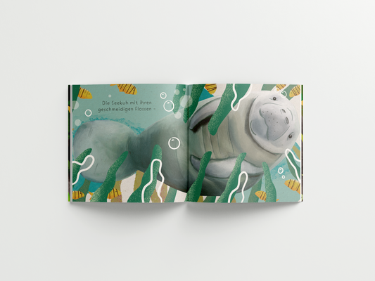 Illustration einer sanft schwebenden Seekuh in einem türkisfarbenen Unterwasserreich. Die Seekuh hat eine runde, freundliche Gestalt mit weicher, grauer Haut und kleinen, dunklen Augen. Um sie herum bewegen sich grüne Wasserpflanzen in geschwungenen Formen, durchsetzt mit kleinen Luftblasen. Gelbe Fische mit schwarzen Streifen schwimmen zwischen den Pflanzen. Der Hintergrund zeigt einen sanften Farbverlauf von Hell- zu Dunkeltürkis. Oben links steht der Text: 'Die Seekuh mit ihrer geschmeidigen Flosse'.