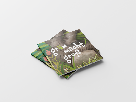 Drei übereinander gestapelte Kinderbücher mit dem Titel 'grün macht groß'. Das Cover zeigt eine liebevoll illustrierte Dschungelszene mit großen, grauen Elefantenbeinen, umgeben von grünen Gräsern und Pflanzen. Dazwischen wachsen zarte, rote Blüten. Der Titel ist in handschriftlicher, weißer Schrift gestaltet, wobei das Wort 'grün' farblich hervorgehoben ist. Die Bücher liegen leicht versetzt auf einer weißen Oberfläche.