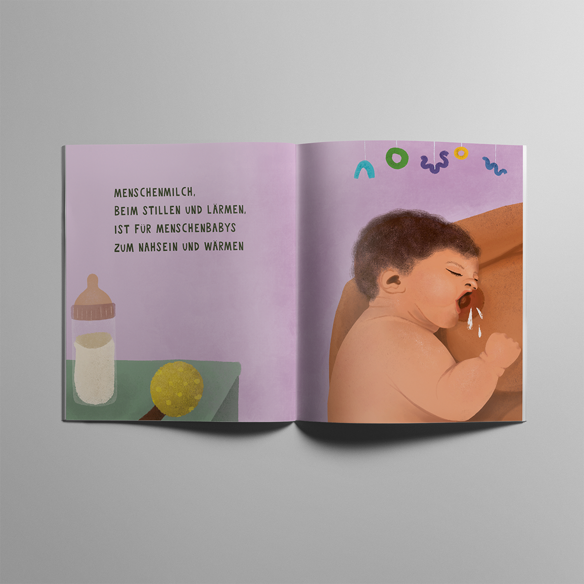 Aufgeschlagenes Softcover mit einer Illustration eines stillenden Babys mit lockigem dunklem Haar, das an der Brust der Mutter trinkt. Seine kleine Hand ruht auf der Haut. Der Hintergrund ist in sanftem Lila gehalten. Oben hängt ein Mobile mit bunten Formen. Links im Bild stehen eine Babyflasche mit Milch und eine gelbe Rassel auf einem Tisch. Auf der linken Seite steht in schwarzer Schrift: ‚Menschenmilch, beim Stillen und Lärmen, ist für Menschenbabys zum Nahsein und Wärmen‘.
