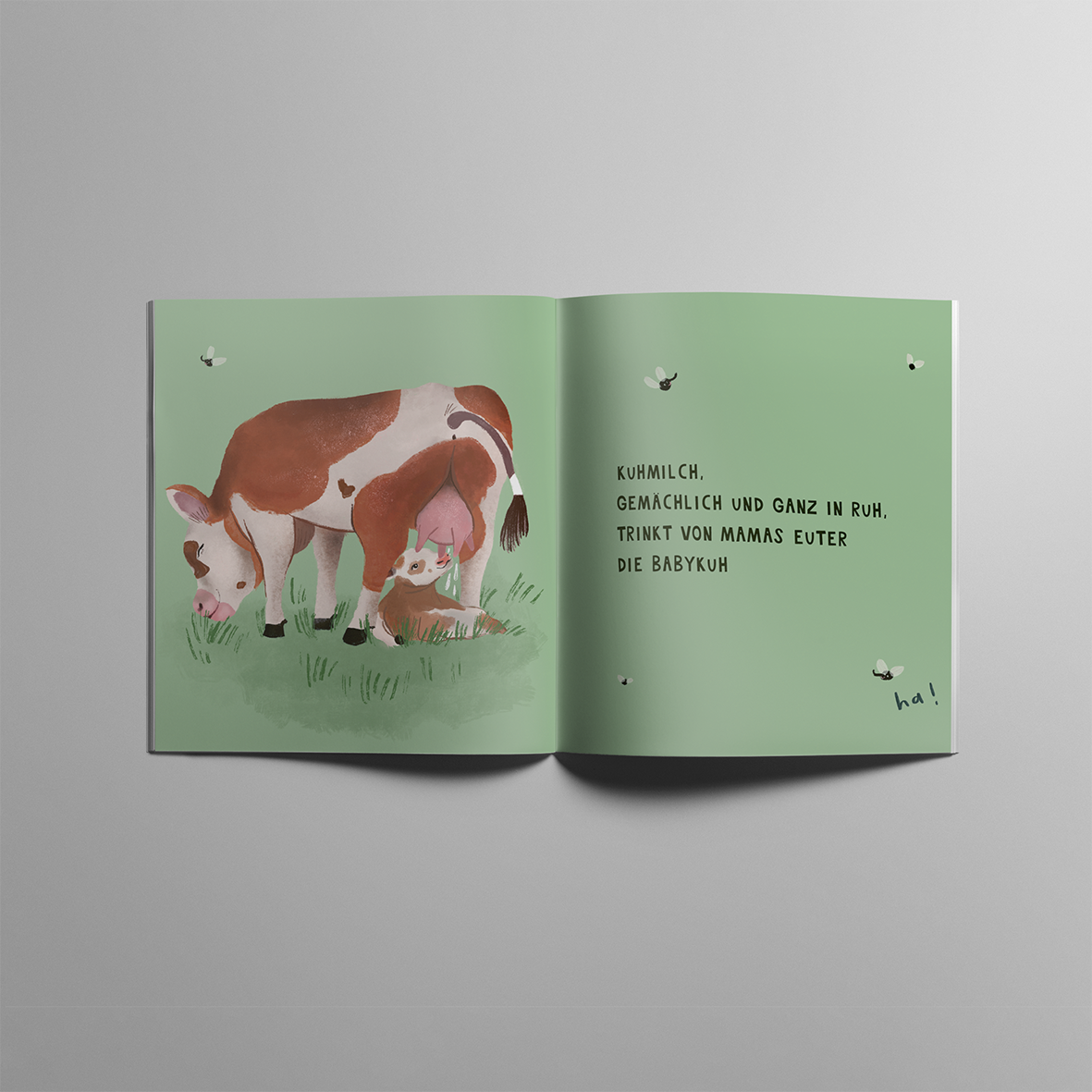 Aufgeschlagenes Softcover mit einer Illustration einer braun-weißen Kuh, die auf einer Wiese grast. Neben ihr trinkt ein Kälbchen Milch aus ihrem Euter. Drei kleine Fliegen schwirren umher. Auf der rechten Seite steht in schwarzer Schrift: ‚Kuhmilch, gemächlich und ganz in Ruh, trinkt von Mamas Euter die Babykuh‘. Unten rechts handschriftlich ergänzt: ‚ha!‘.
