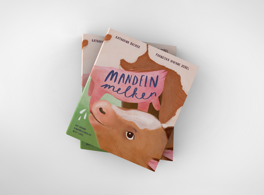 Kinderbuch Mandeln melken als Softcover. Das Cover zeigt ein Kälbchen, das fröhlich am Euter seiner Mutter trinkt. Der Titel ist in handschriftlicher Schriftart gestaltet.