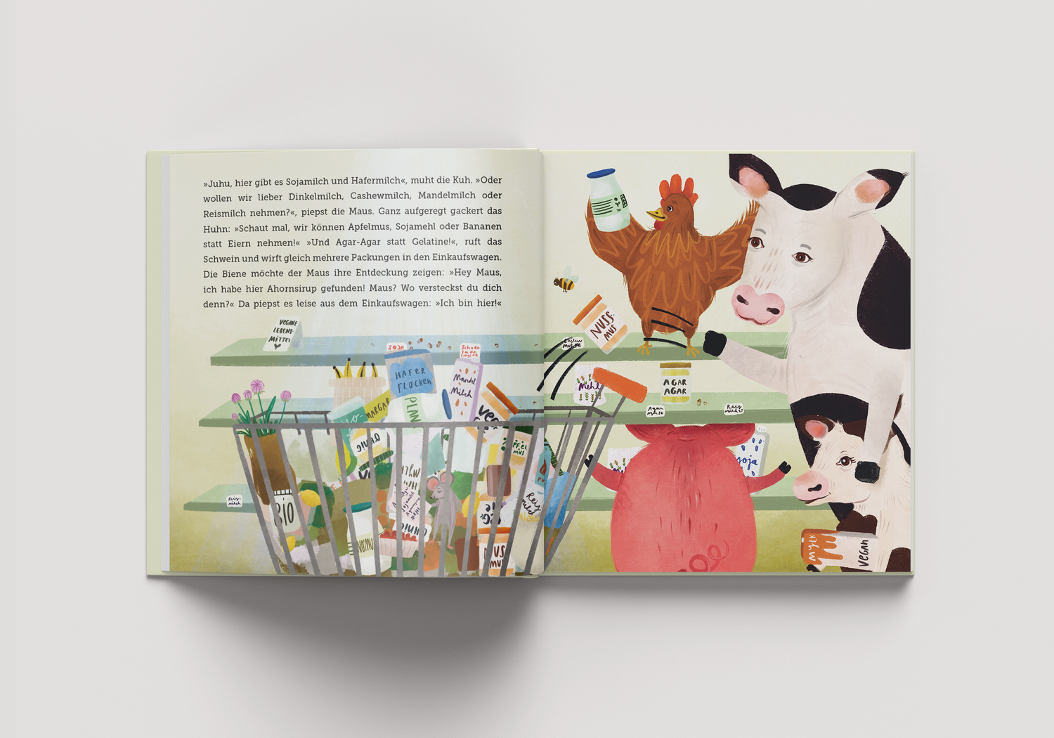 Illustration aus dem Kinderbuch 'Tiere backen einen Kuchen'. Eine Kuh, ein Huhn, ein Schwein und eine Maus stehen vor einem Supermarktregal voller veganer Backzutaten. Die Tiere wählen pflanzliche Alternativen wie Hafermilch, Sojamehl, Agar-Agar und Ahornsirup aus. Die Maus versteckt sich im Einkaufswagen zwischen Bio-Produkten. Die Szene ist bunt und liebevoll illustriert.