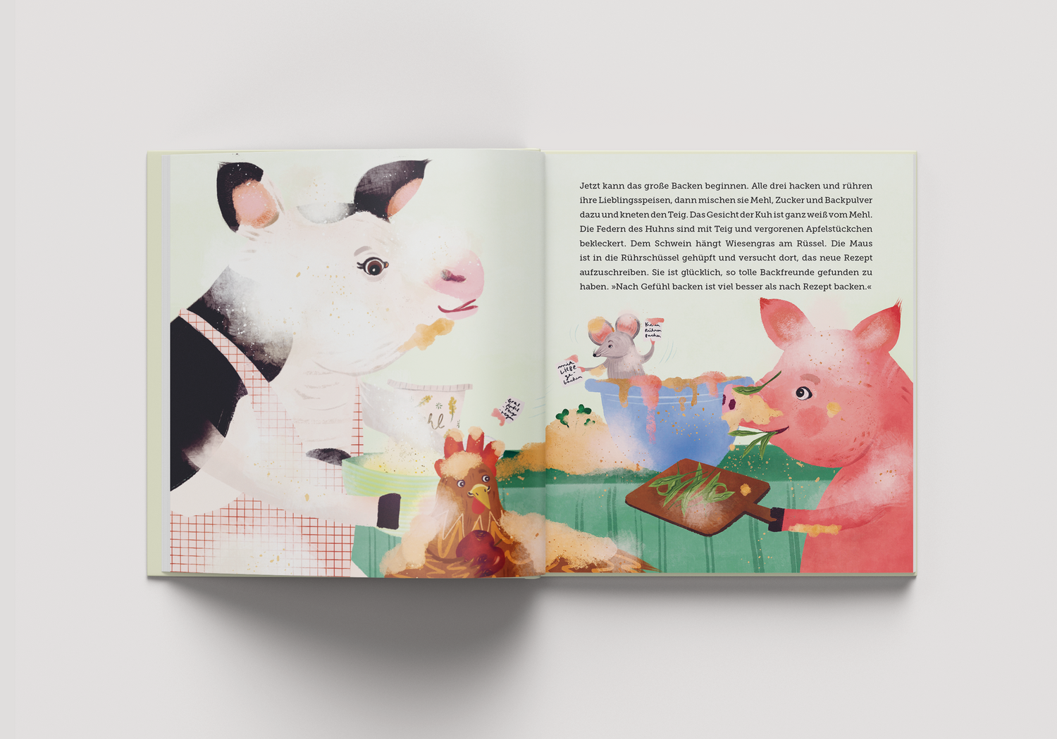 Illustration aus dem Kinderbuch 'Tiere backen einen Kuchen'. Eine Kuh, ein Schwein, ein Huhn und eine Maus stehen in einer Küche und backen gemeinsam. Die Kuh trägt eine Schürze und ist vom Mehl bestäubt, während das Huhn Teig und Apfelstücke im Gefieder hat. Das Schwein schneidet Wiesengras auf einem Holzbrett, und die Maus sitzt in einer großen Rührschüssel, um das Rezept aufzuschreiben. 