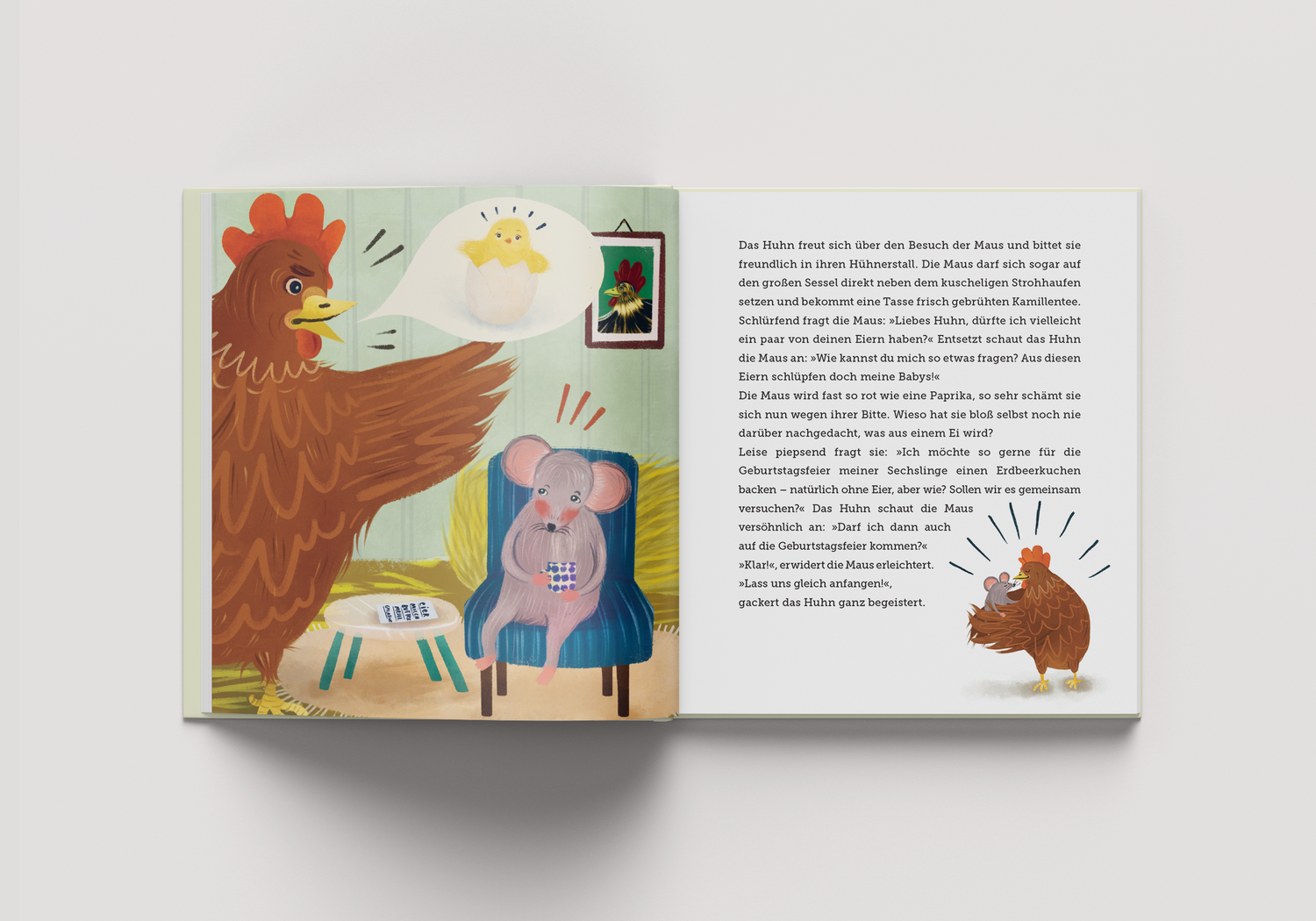 Illustration aus dem Kinderbuch 'Tiere backen einen Kuchen'. Ein Huhn und eine Maus sitzen in einem gemütlichen Hühnerstall. Die Maus sitzt in einem blauen Sessel, hält eine Teetasse und wirkt verlegen, während das Huhn aufgeregt mit ausgebreiteten Flügeln reagiert. Eine Sprechblase zeigt ein frisch geschlüpftes Küken, das die Bedeutung von Eiern verdeutlicht. Auf einem kleinen Tisch liegt ein Zettel mit einer Backidee.